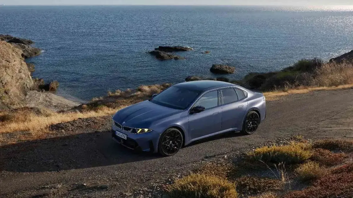 Karbon fiber detaylara sahip yeni BMW i3 M60 elektrikli sedan modelinin stüdyo ortamındaki görünümü