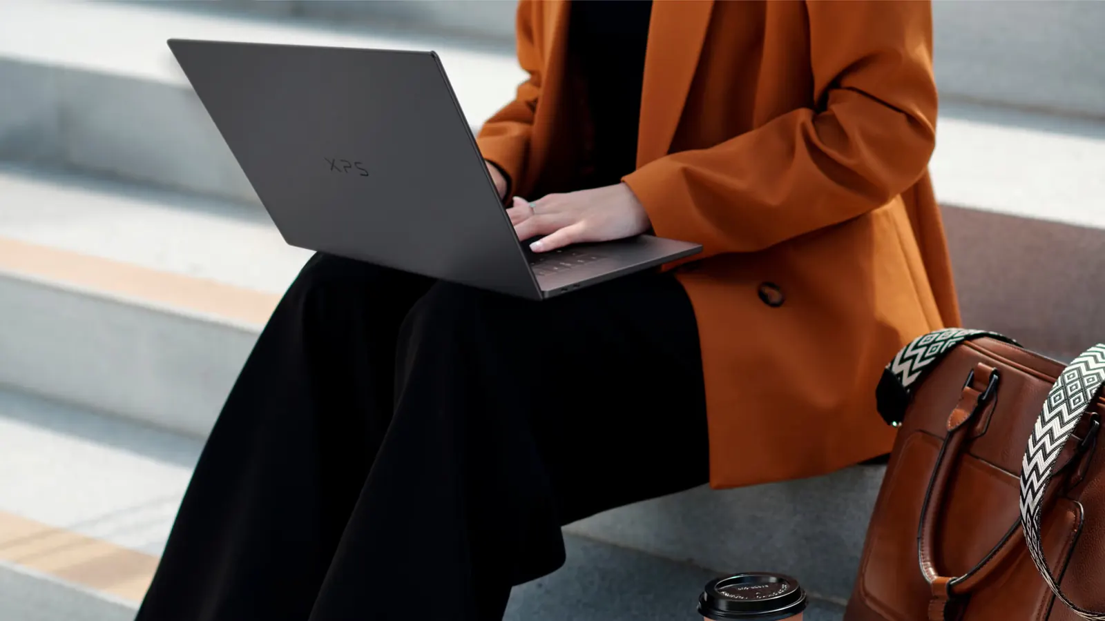 Dell XPS 16 dizüstü bilgisayarın stüdyo ortamındaki görünümü