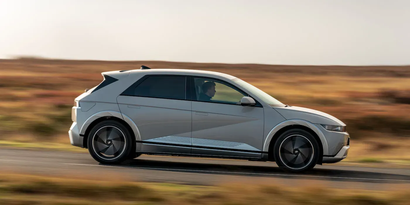 Gri tonlarında iki elektrikli SUV silüetini gösteren minimalist stüdyo görseli