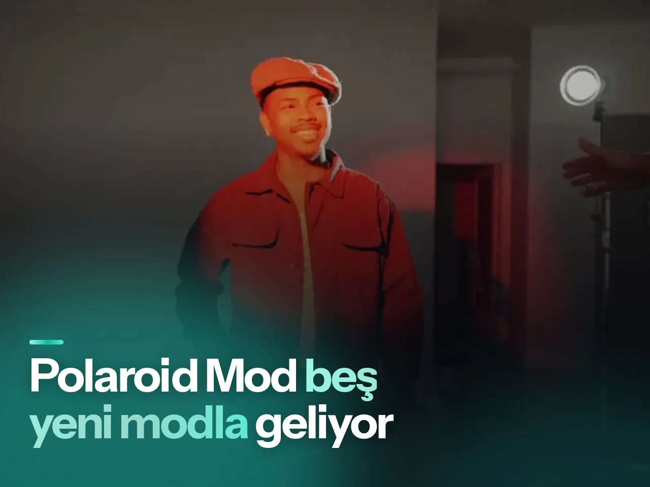 Gri renkli Polaroid Mod anlık kamerasının stüdyo ortamındaki görünümü