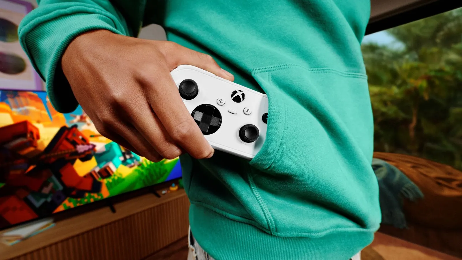 Gri zemin üzerinde duran kompakt tasarımlı yeni Xbox Nano Controller oyun kumandası