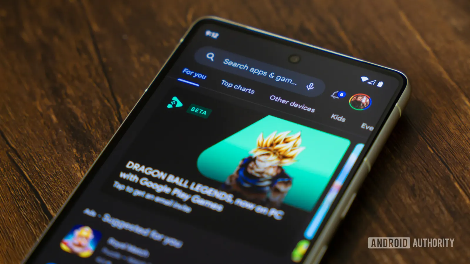 Google Play yeniliklerini temsil eden renkli dijital bloklar ve cam akıllı telefon görseli