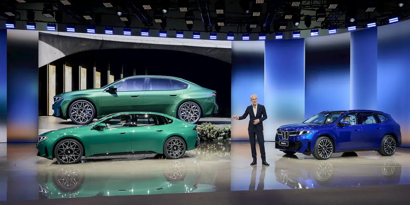 Gri stüdyo ortamında sergilenen yeni BMW i3 ve yanında parlayan şeffaf batarya hücresi