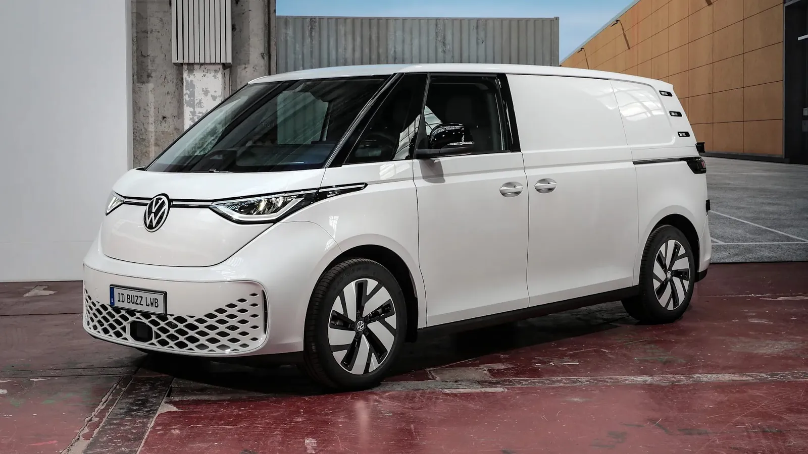 Stüdyo ortamında sergilenen uzun şasili Volkswagen ID. Buzz Cargo aracını temsil eden minimalist görsel