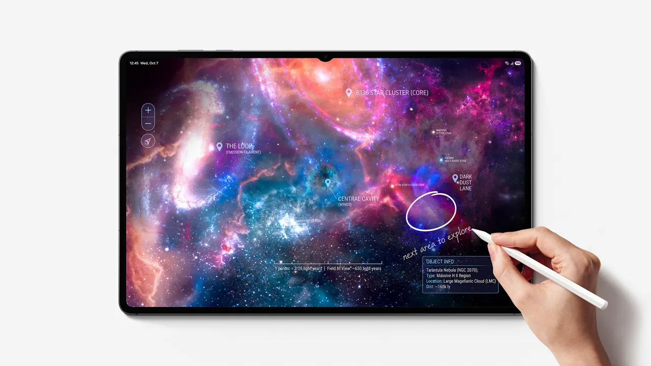 Karanlık bir zemin üzerinde duran ince gövdeli Samsung Galaxy Tab S12 tablet