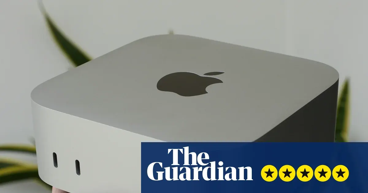 Gri alüminyum kasaya sahip yeni Mac mini M6 cihazının stüdyo ortamındaki minimalist görünümü