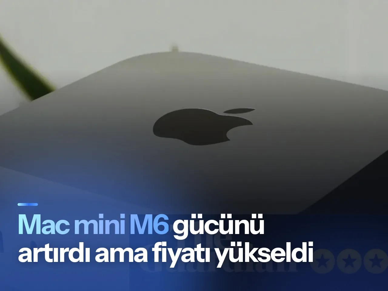 Gri alüminyum kasaya sahip yeni Mac mini M6 cihazının stüdyo ortamındaki minimalist görünümü