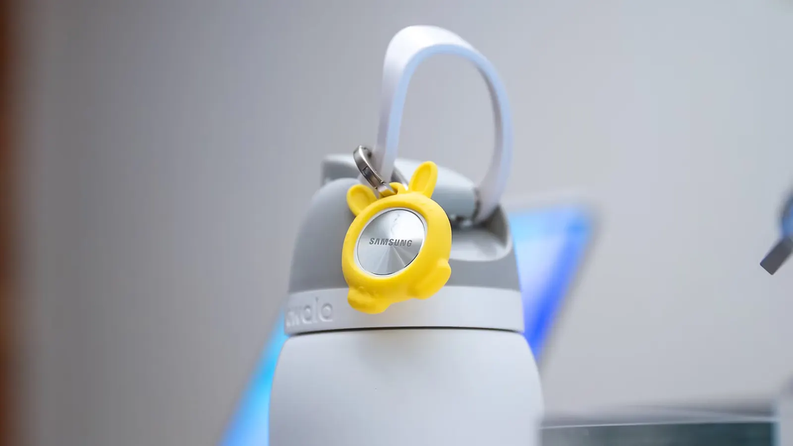 Matte beyaz yüzey üzerinde minimalist tasarımlı yeni nesil takip cihazı Galaxy SmartTag 3