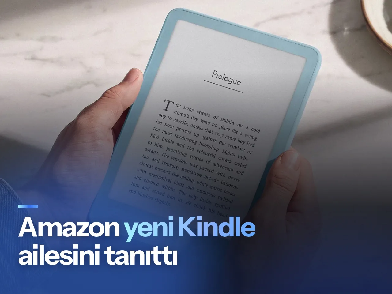 Gri yüzey üzerinde sergilenen yeni nesil ince Kindle e-okuyucu ve uzaktan kumanda