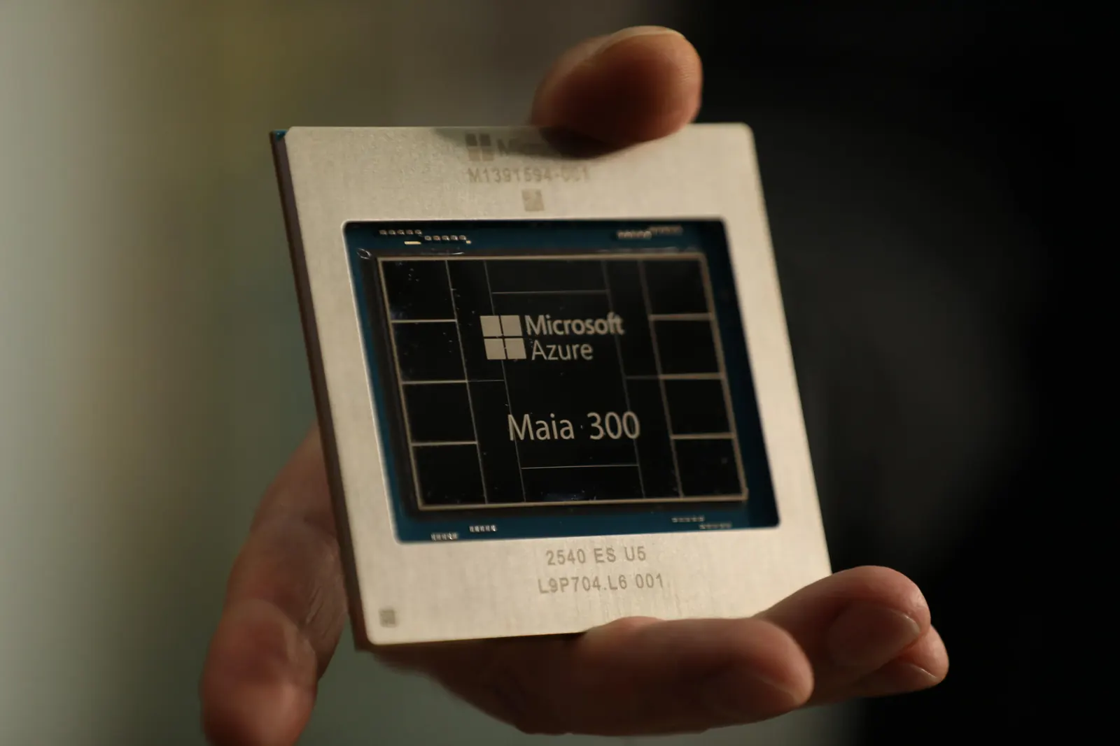 Microsoft Maia 300 duyuruldu: The Verge fotoğrafı (2)