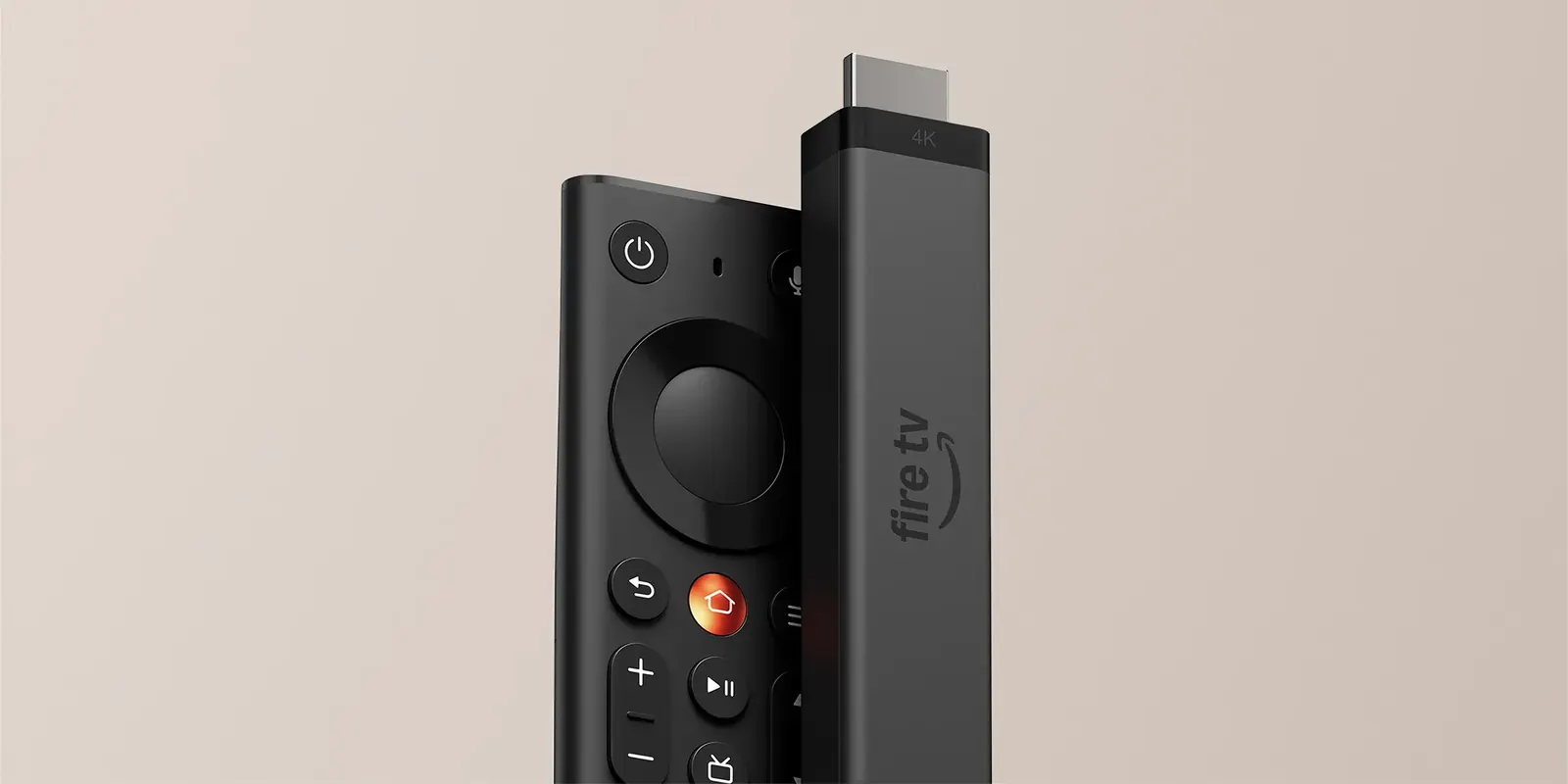 Mat siyah gövdeye sahip yeni Fire TV Stick 4K ve gri renkli kumandası stüdyo ortamında sergileniyor