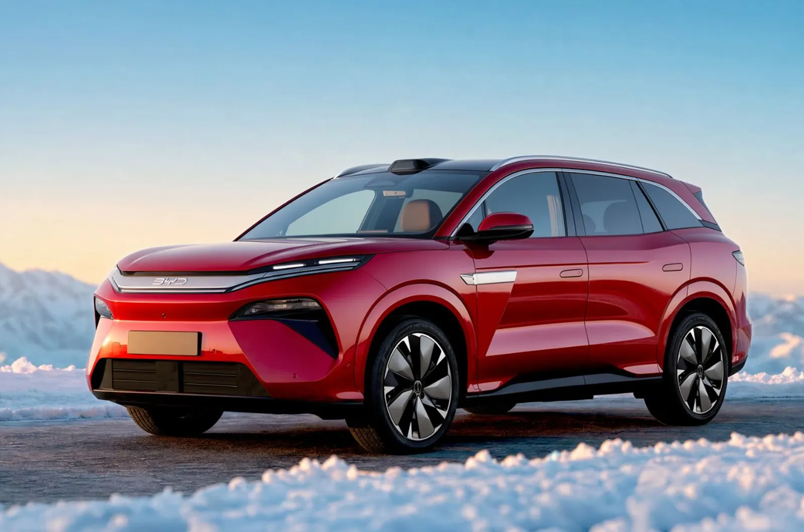 Gri renkli yeni elektrikli SUV BYD Atto 8 modelinin stüdyo ortamındaki görünümü