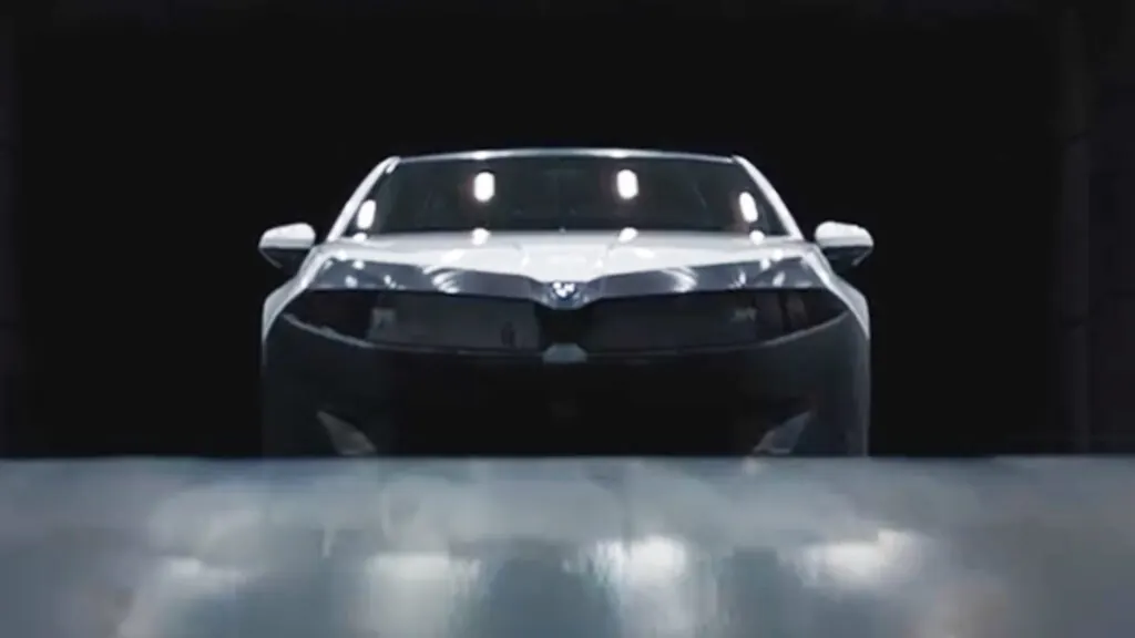 Yeni BMW 3 Serisi'nin stüdyo ortamında sergilenen modern tasarımı