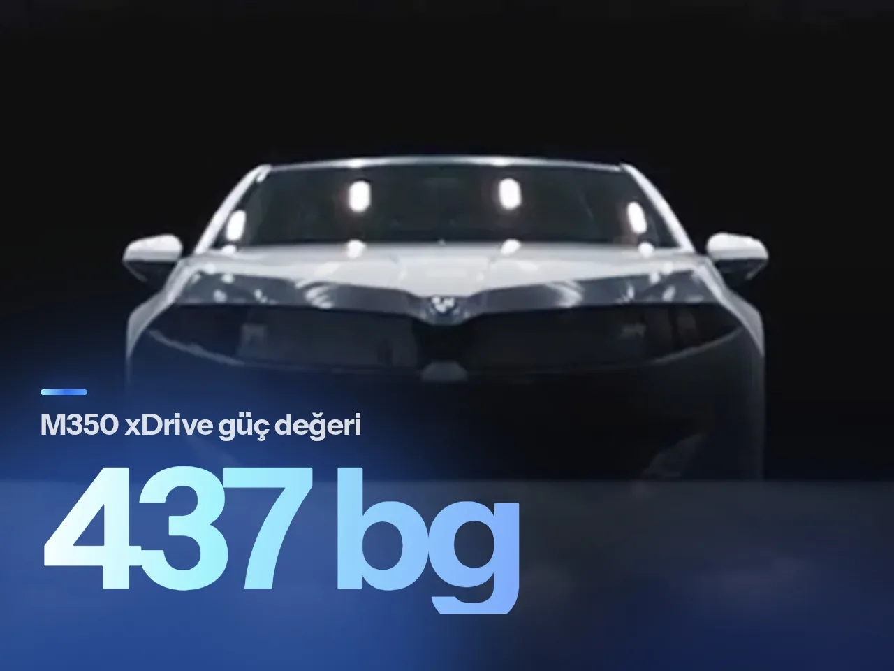Gri renkli yeni BMW 3-Series modelinin stüdyo ortamındaki ön tasarım detaylarını gösteren görsel