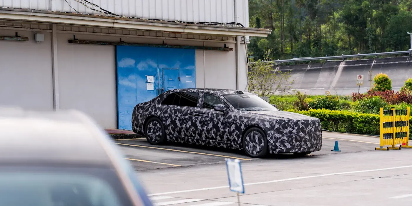 Karanlık stüdyo zemininde duran ve hatları net bir şekilde görünen yeni BYD lüks elektrikli sedan konsepti