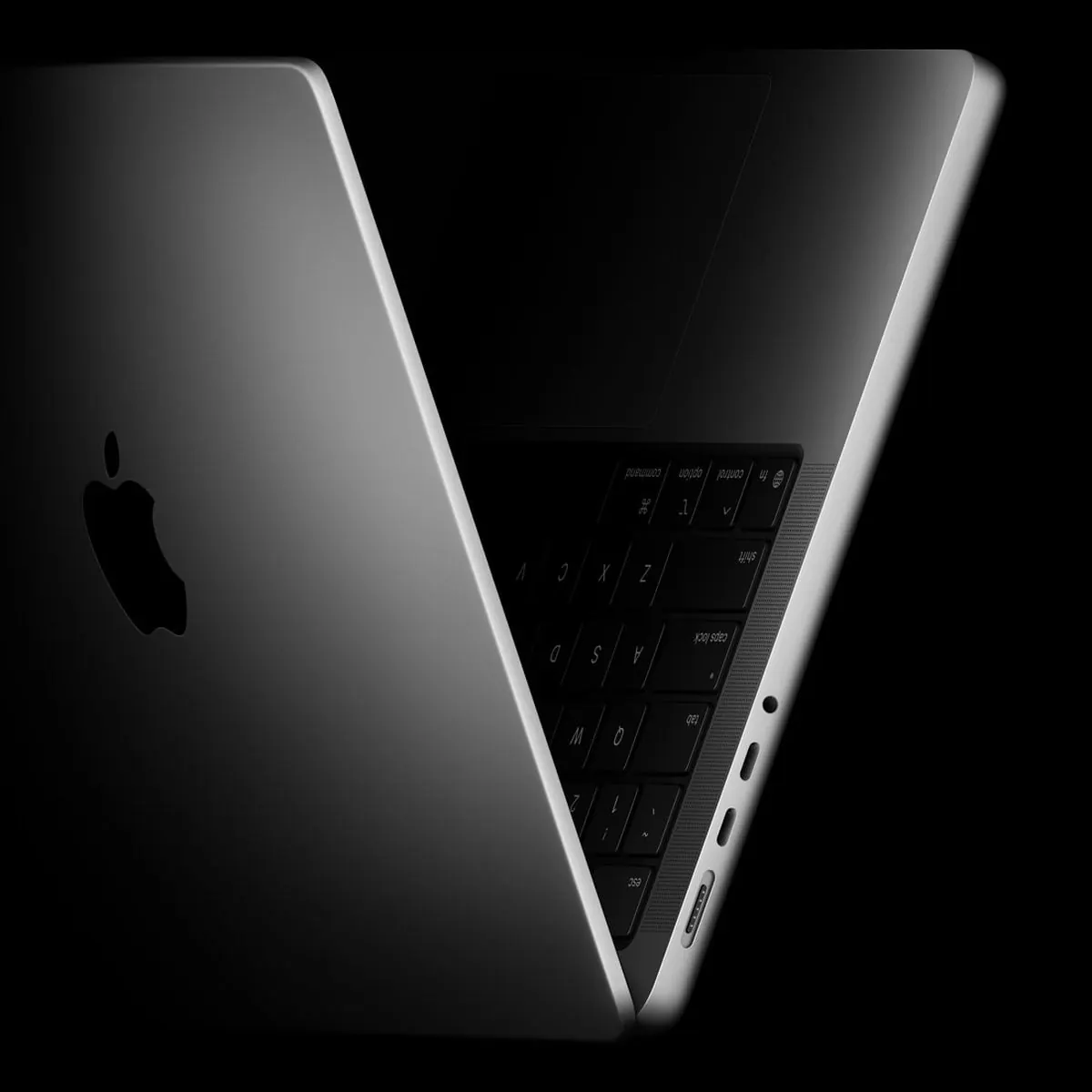 Gri alüminyum laptop kasası ve stüdyo ışığı altında minimalist ürün tasarımı