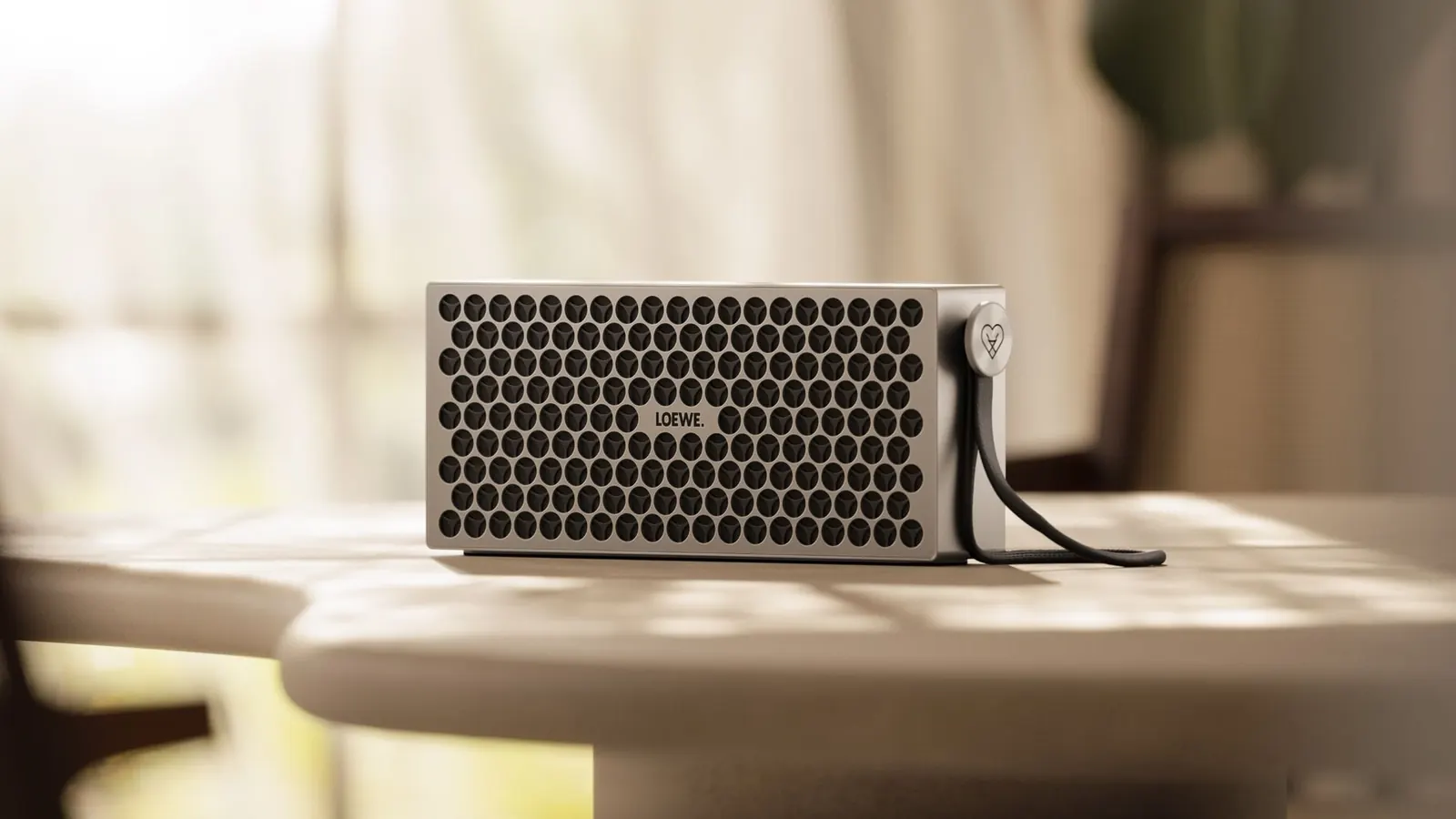 Loewe Leo alüminyum gövdeli gri Bluetooth hoparlör stüdyo ortamında