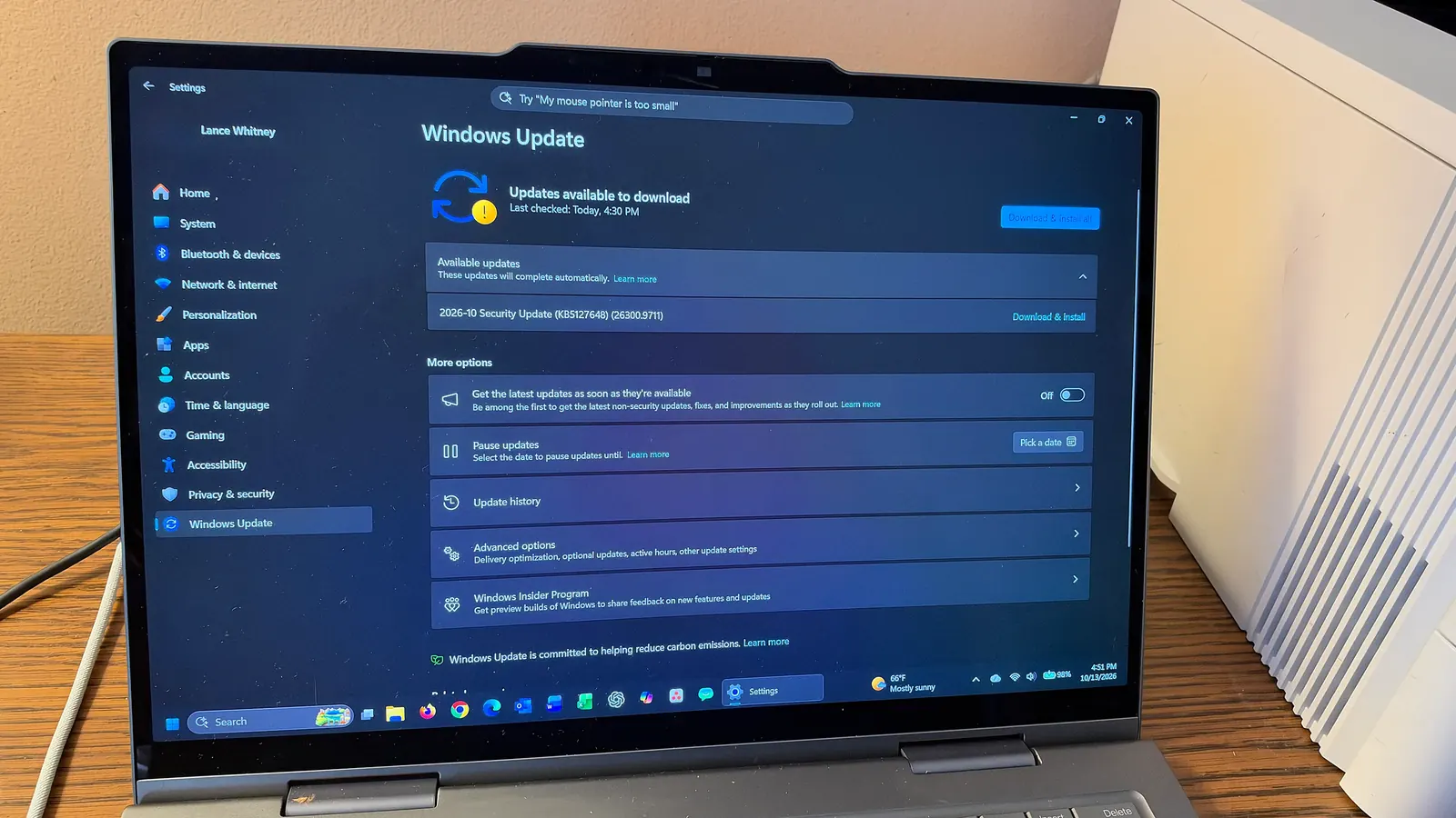 Minimalist gri taş bloklar üzerine düşen mavi ışık demeti, Windows ekim güncellemesinin getirdiği güvenlik yamalarını…