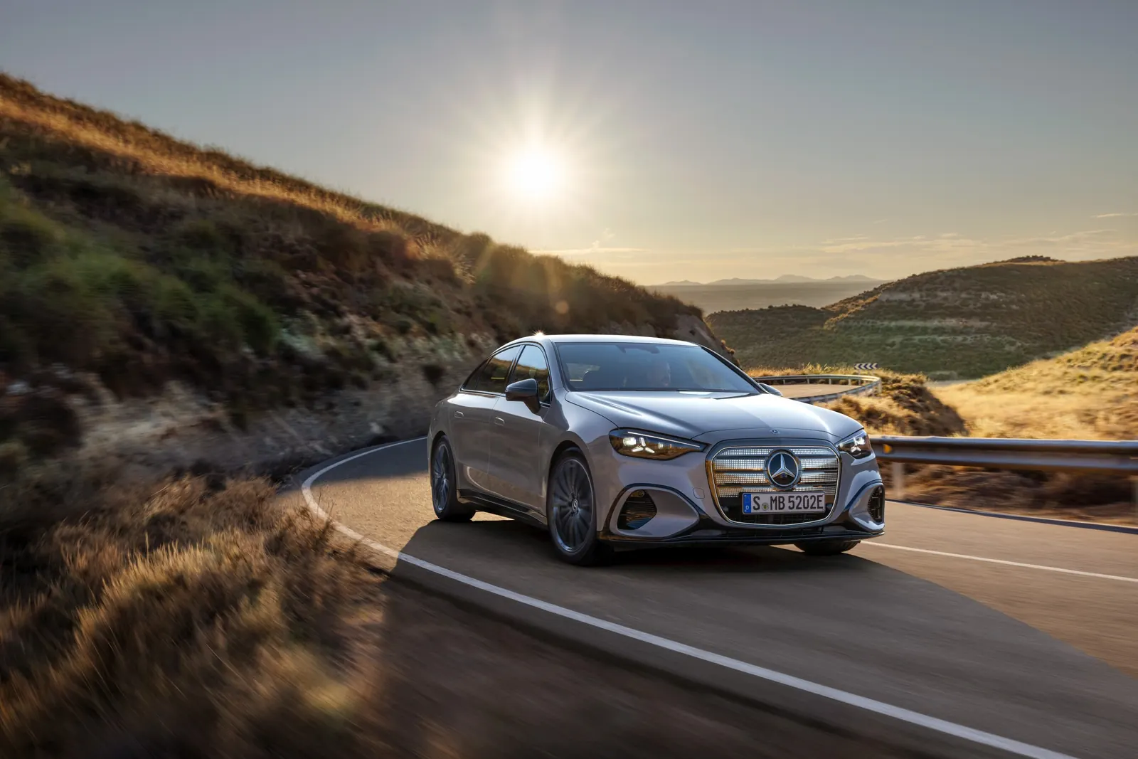 Gri renkli modern elektrikli sedan otomobil stüdyo ortamında sergileniyor