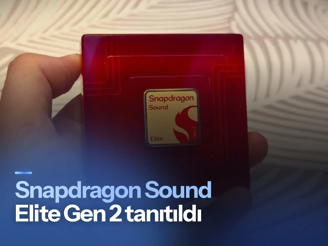 Mat siyah kablosuz kulaklığın etrafında dalgalanan yumuşak beyaz ışık çizgilerini gösteren stüdyo ortamı görseli