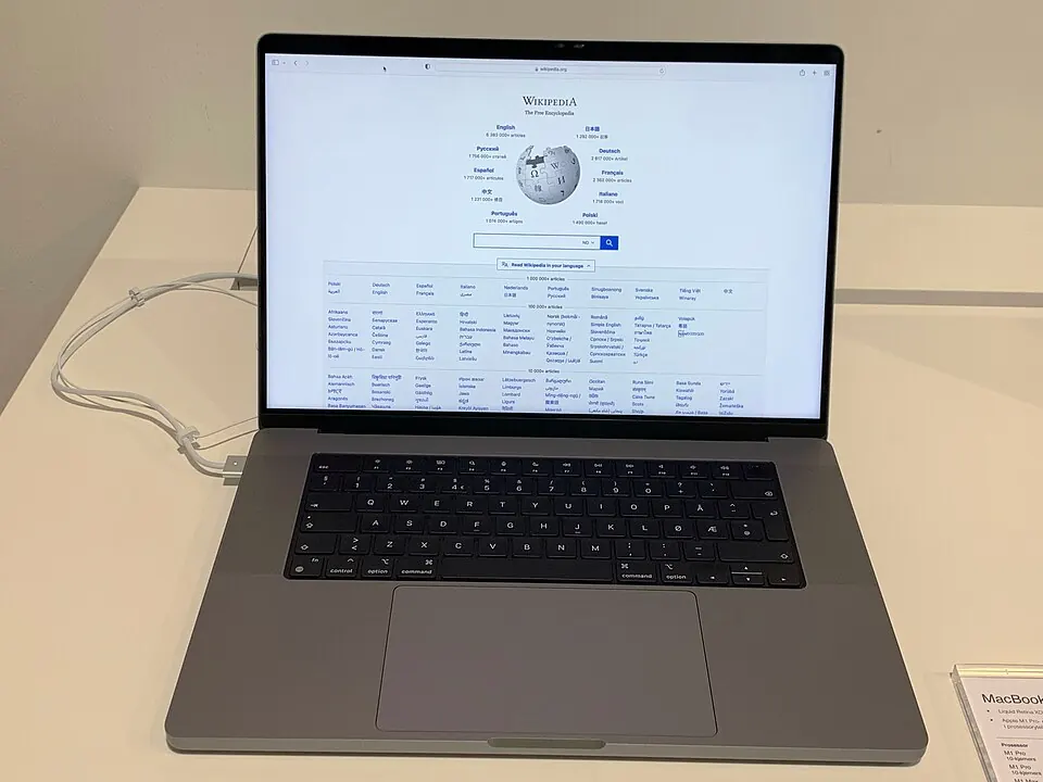 Koyu renkli metal yüzey üzerinde duran ince yeni nesil dizüstü bilgisayar tasarımı