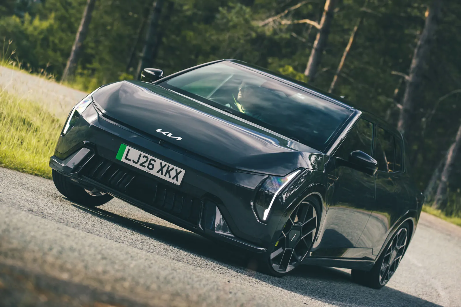 Kia EV4 GT elektrikli hot hatch modelinin stüdyo ortamındaki görünümü