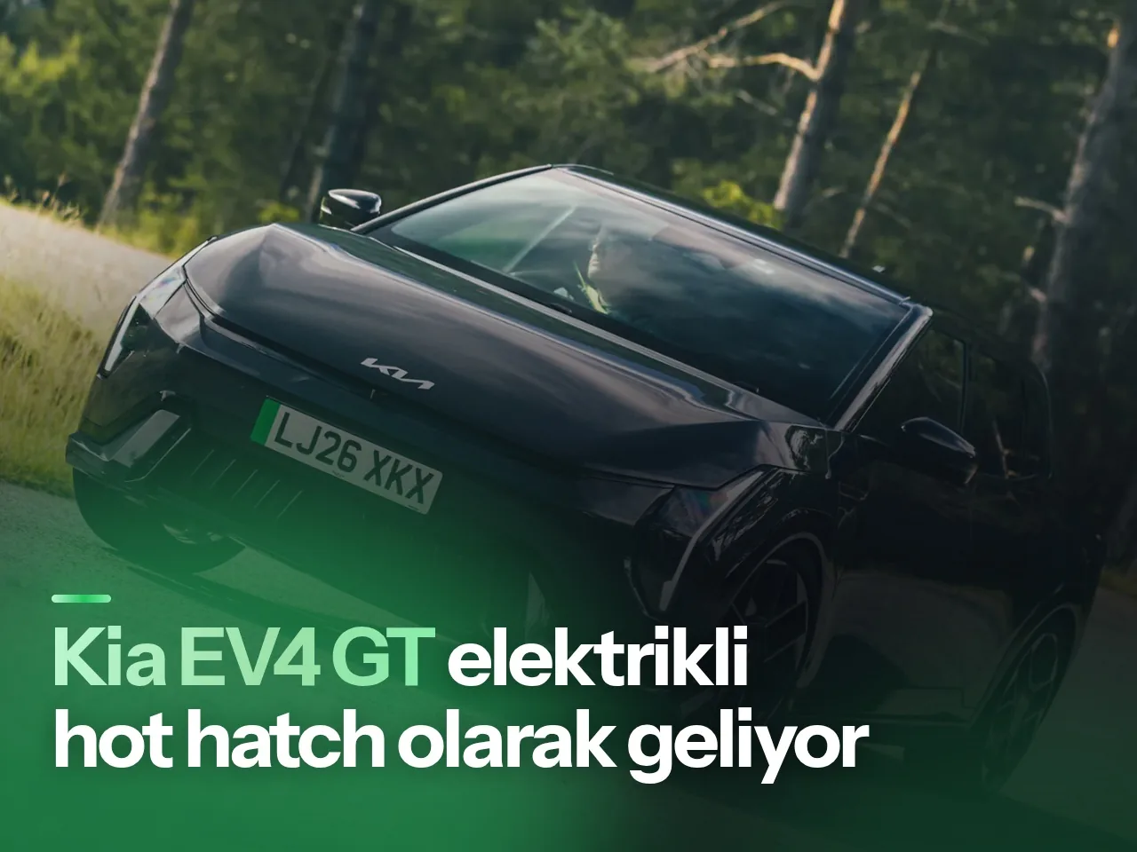 Kia EV4 GT elektrikli hot hatch modelinin stüdyo ortamındaki görünümü