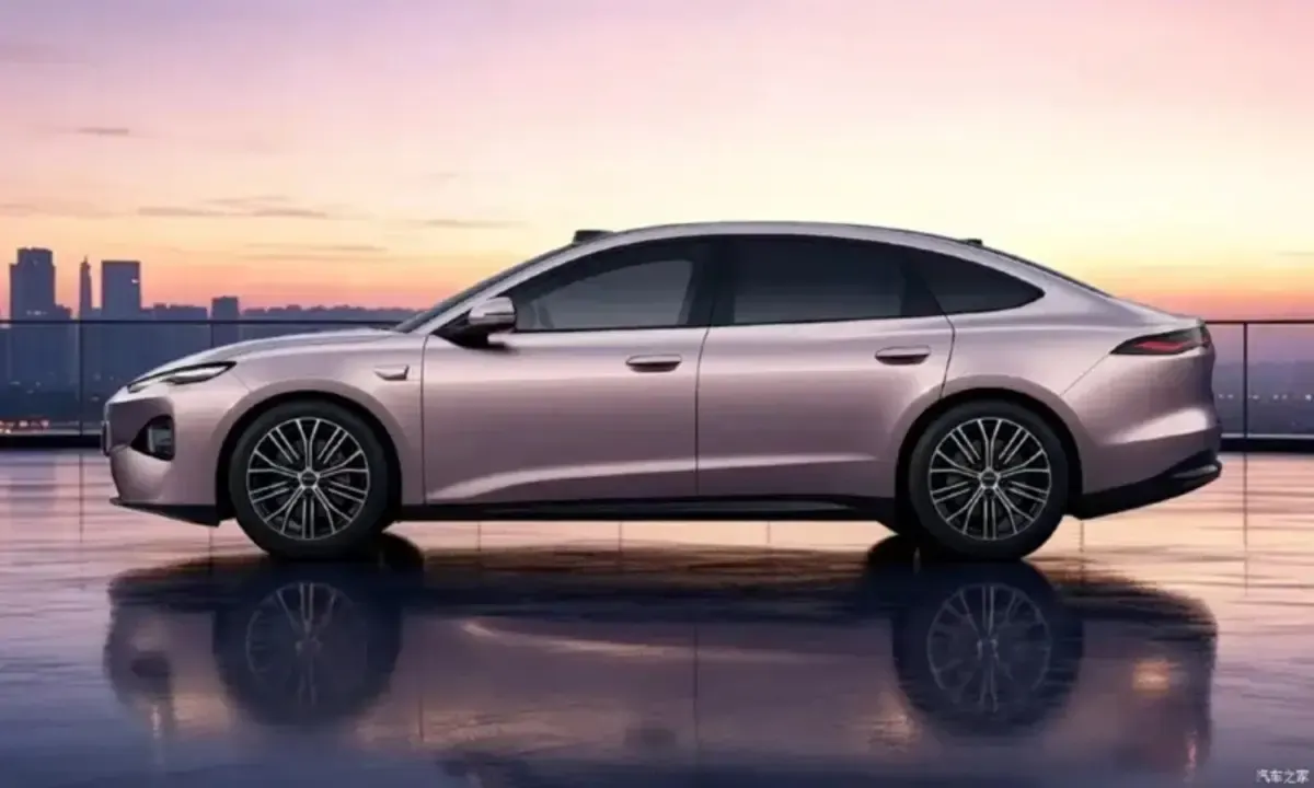 Gri arka plan önünde sergilenen yeni nesil BYD Seal 07 otomobilin stüdyo ortamındaki görünümü