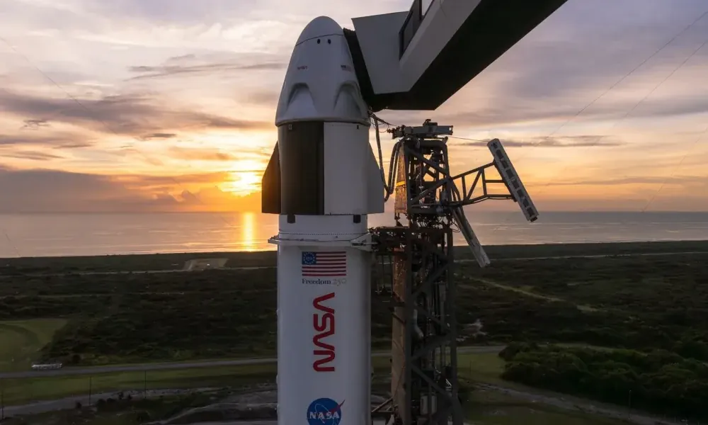 SpaceX roketinin kalkış öncesi fırlatma padindeki duruşunu temsil eden stüdyo görseli