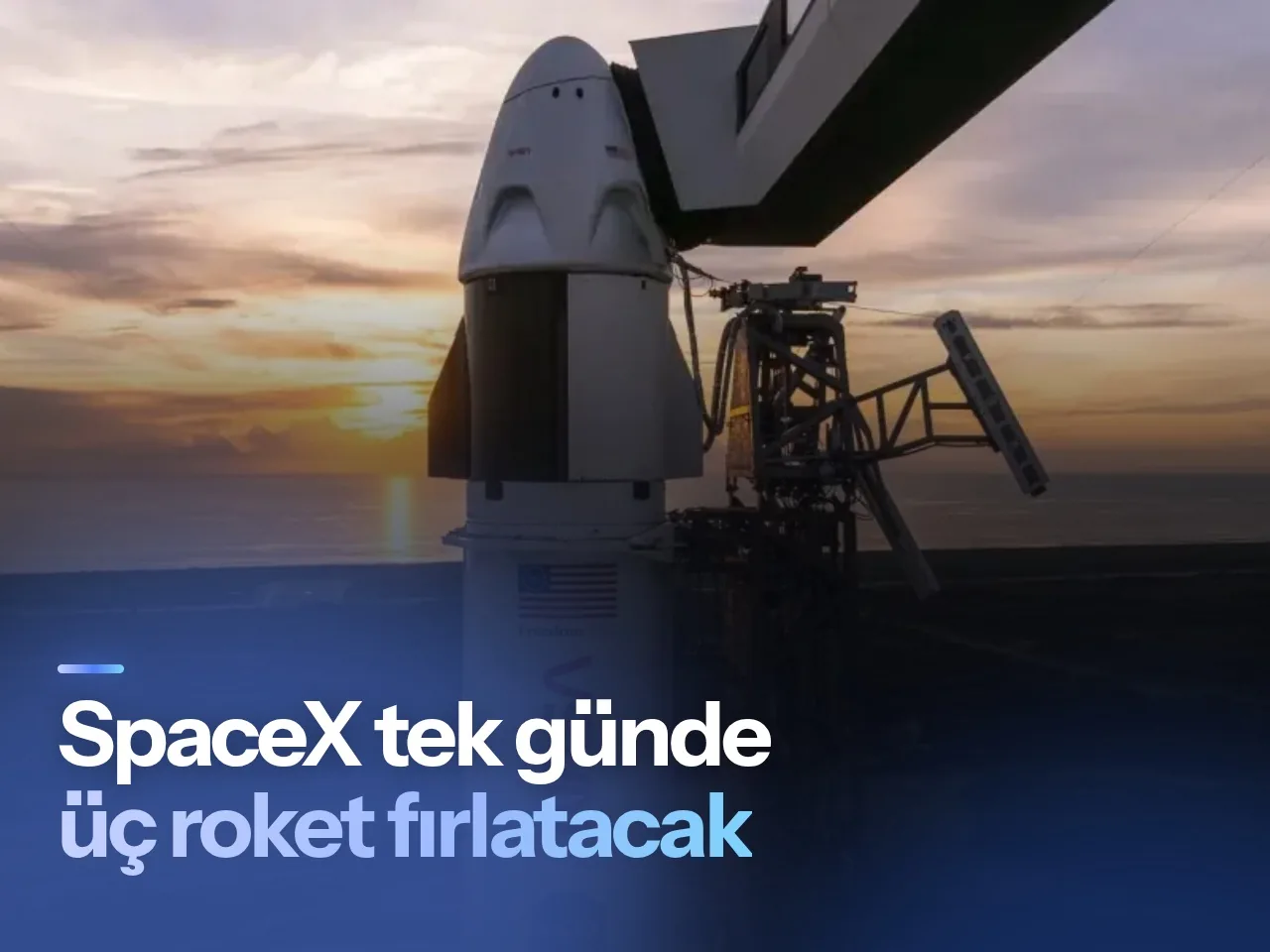 SpaceX roketinin kalkış öncesi fırlatma padindeki duruşunu temsil eden stüdyo görseli