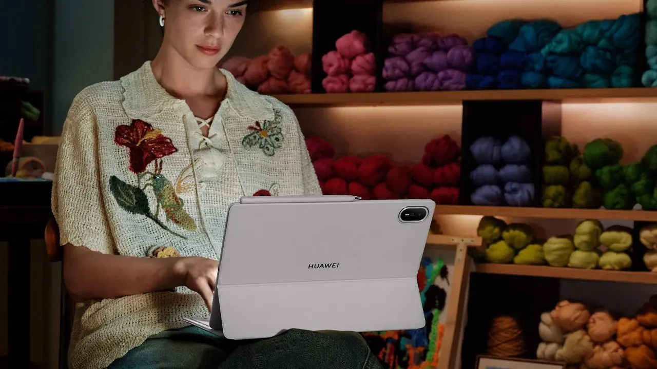 Minimalist stüdyo ortamında sergilenen şık tasarım tablet ve cam geometrik formlar