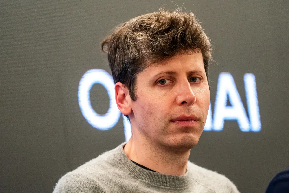Buzlu cam küplerden yükselen grafik: OpenAI model eğitimi güvenliği temsil eden görsel