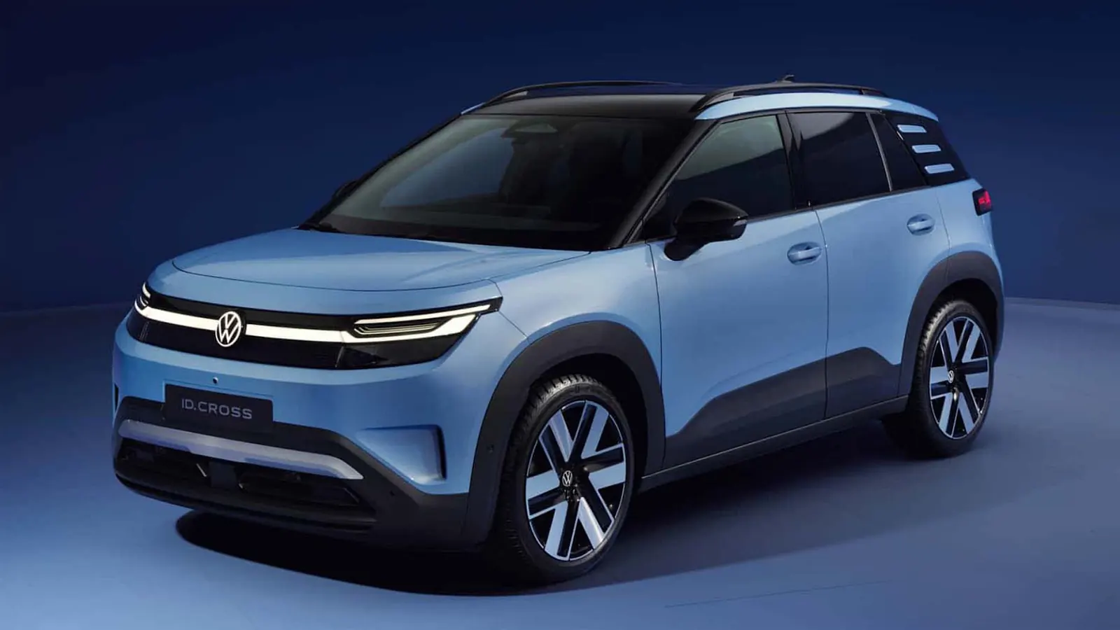 Volkswagen'in 2027'de Türkiye'ye getireceği yeni elektrikli modelleri temsil eden stüdyo ortamındaki araç konseptleri