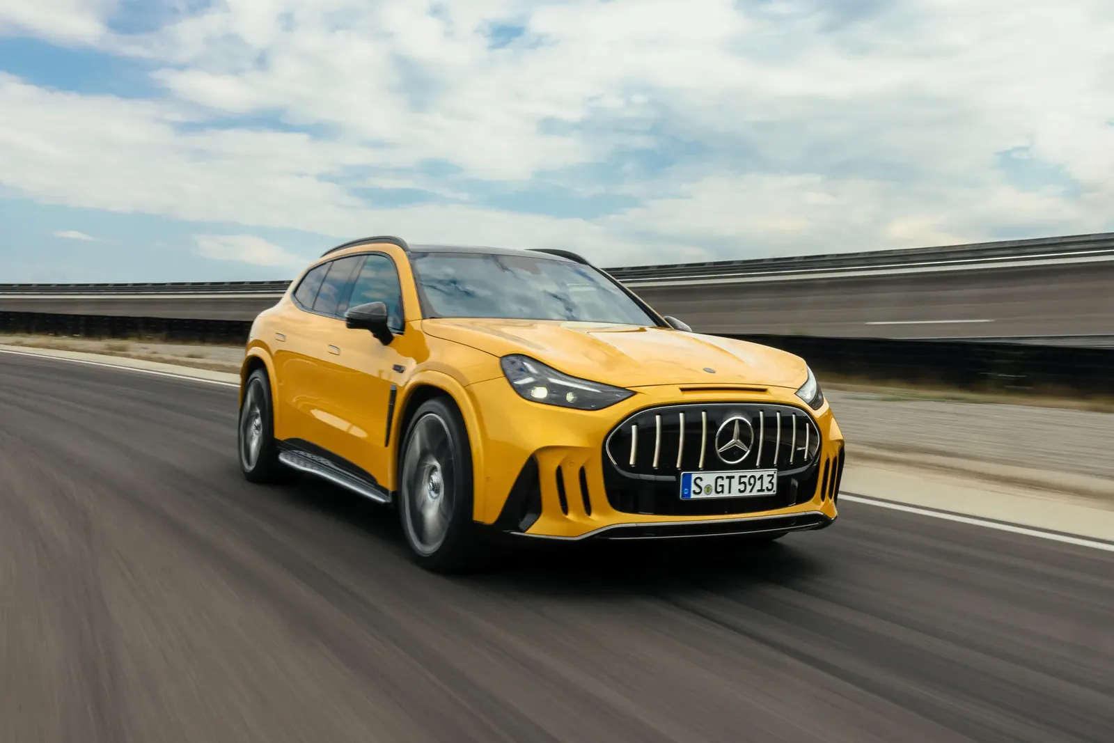 Mercedes-AMG GT SUV modelinin stüdyo ortamında çekilmiş tasarımı