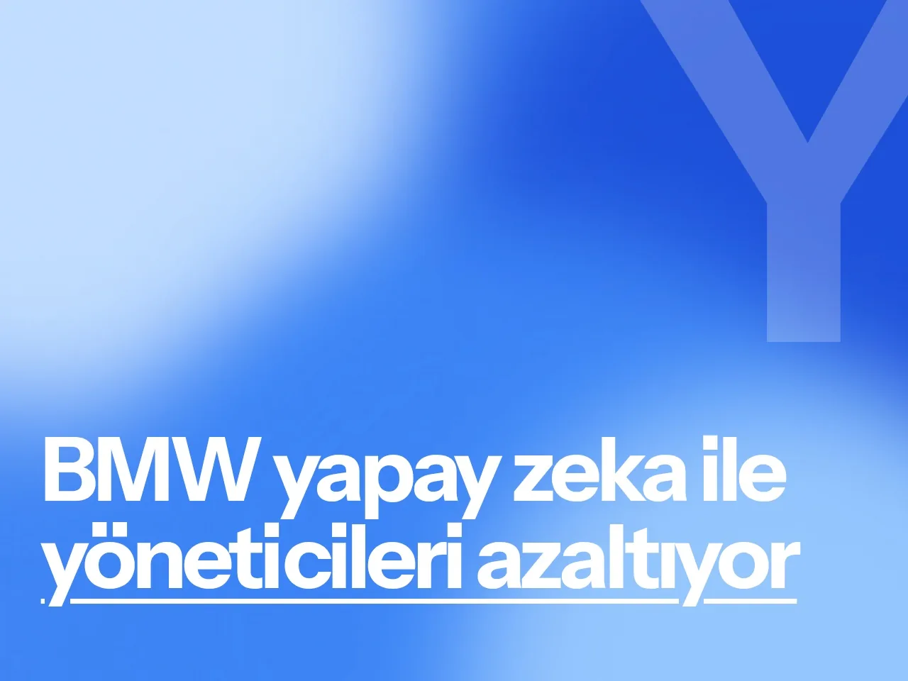 Modern bir ofis masası üzerinde metalik geometrik heykel
