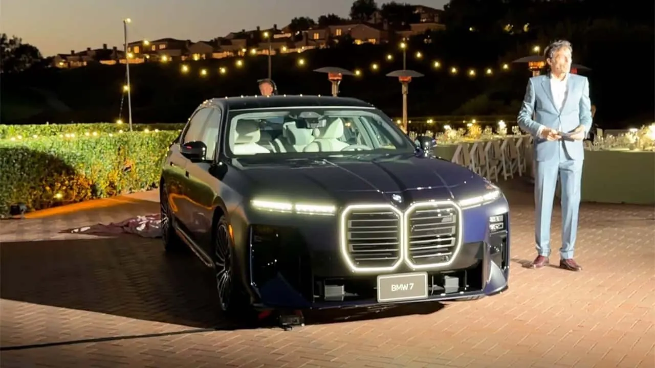 BMW M760 tanıtıldı: Motor1 fotoğrafı (2)