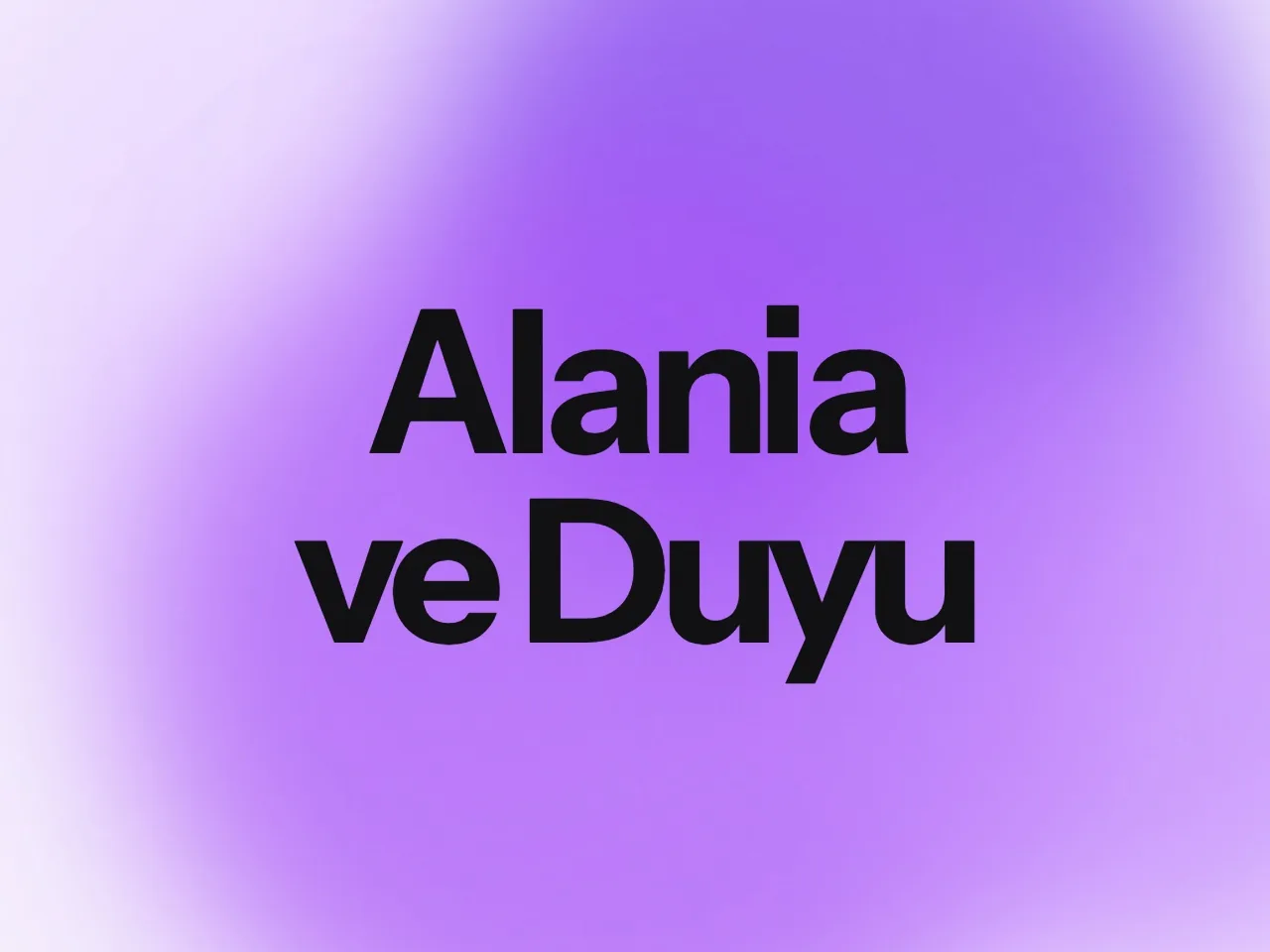 Krem rengi dalgalı seramik ses dalgası heykeli ve koyu zemin