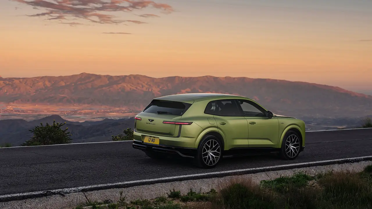 Stüdyo ortamında sergilenen gri renkli yeni elektrikli SUV modeli Bentley Torcal