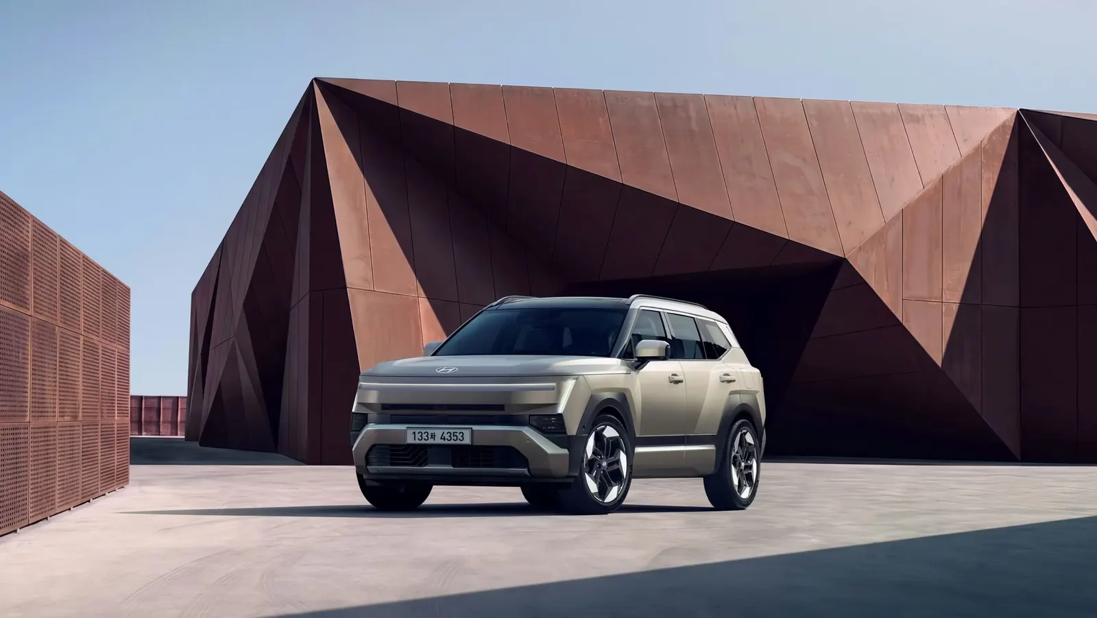 Yeni Hyundai Tucson modelinin stüdyo ortamında sergilenen tasarımı
