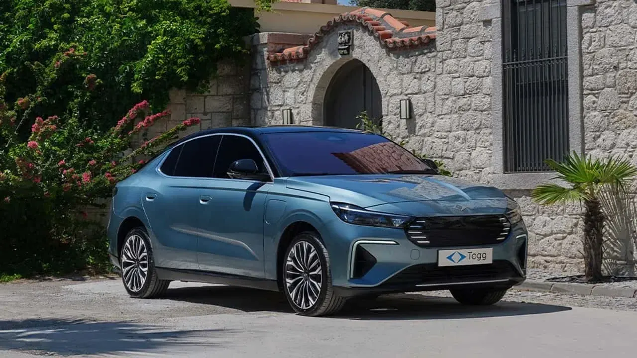 Togg elektrikli araç ekranı ve yeni yazılım güncellemesini temsil eden modern stüdyo görseli