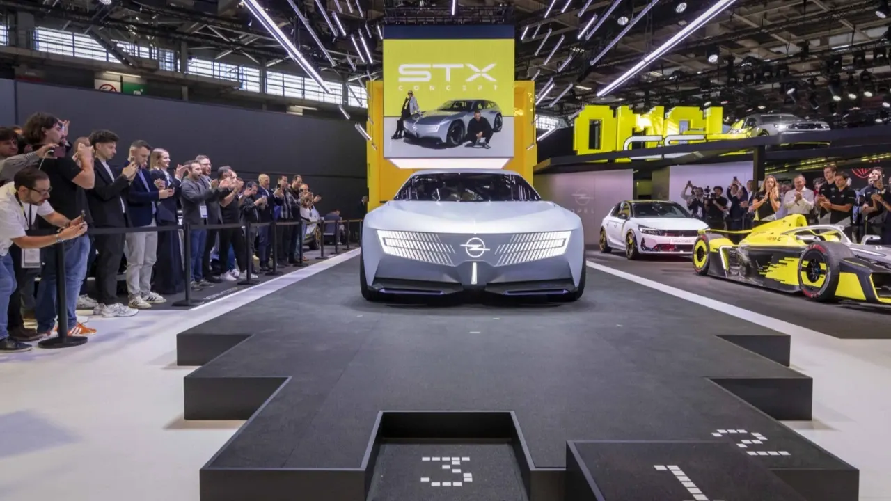 Opel'in yeni elektrikli performans modeli Corsa GSE'nin stüdyo ortamındaki görünümü
