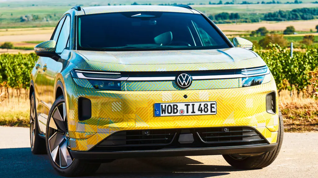 Karanlık bir stüdyoda sergilenen killi otomobil maketi: Volkswagen'in yeni elektrikli SUV konseptini simgeliyor.