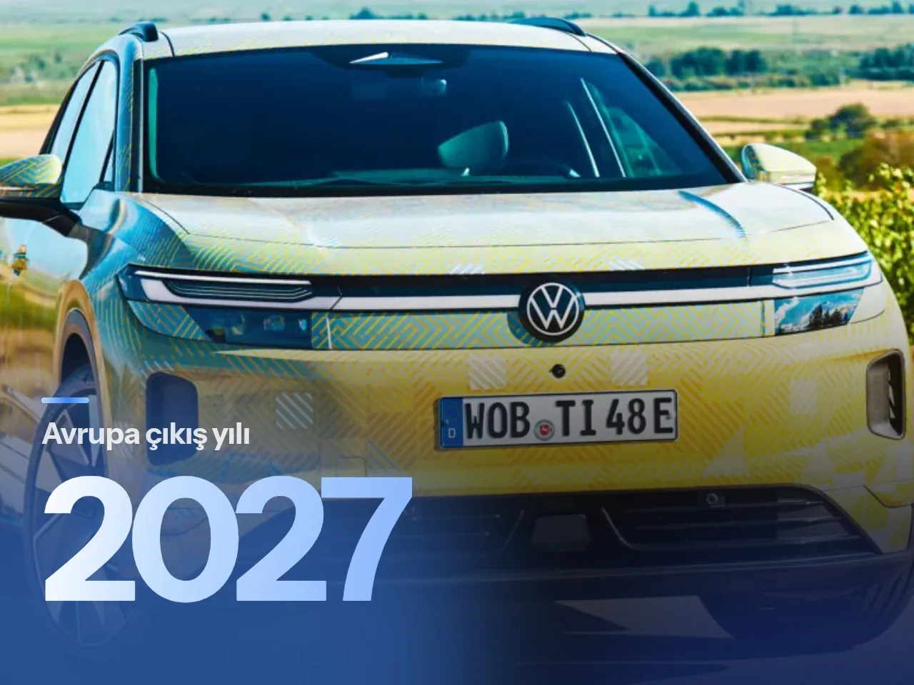 Karanlık bir stüdyoda sergilenen killi otomobil maketi: Volkswagen'in yeni elektrikli SUV konseptini simgeliyor.