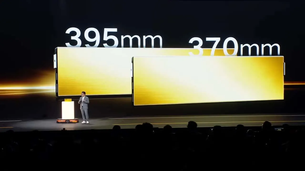 Geely'nin yeni batarya teknolojisini temsil eden şeffaf cam modül ve içindeki ışık kanalları