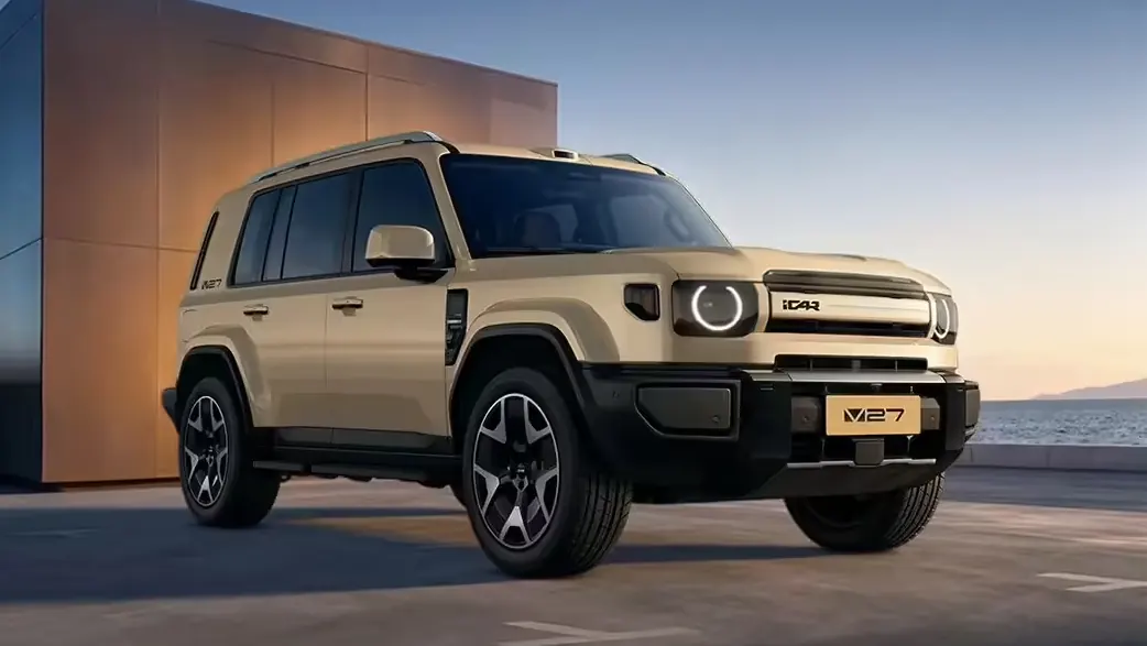 Gri renkli yeni Chery iCaur V27 SUV modelinin stüdyo ortamındaki görünümü