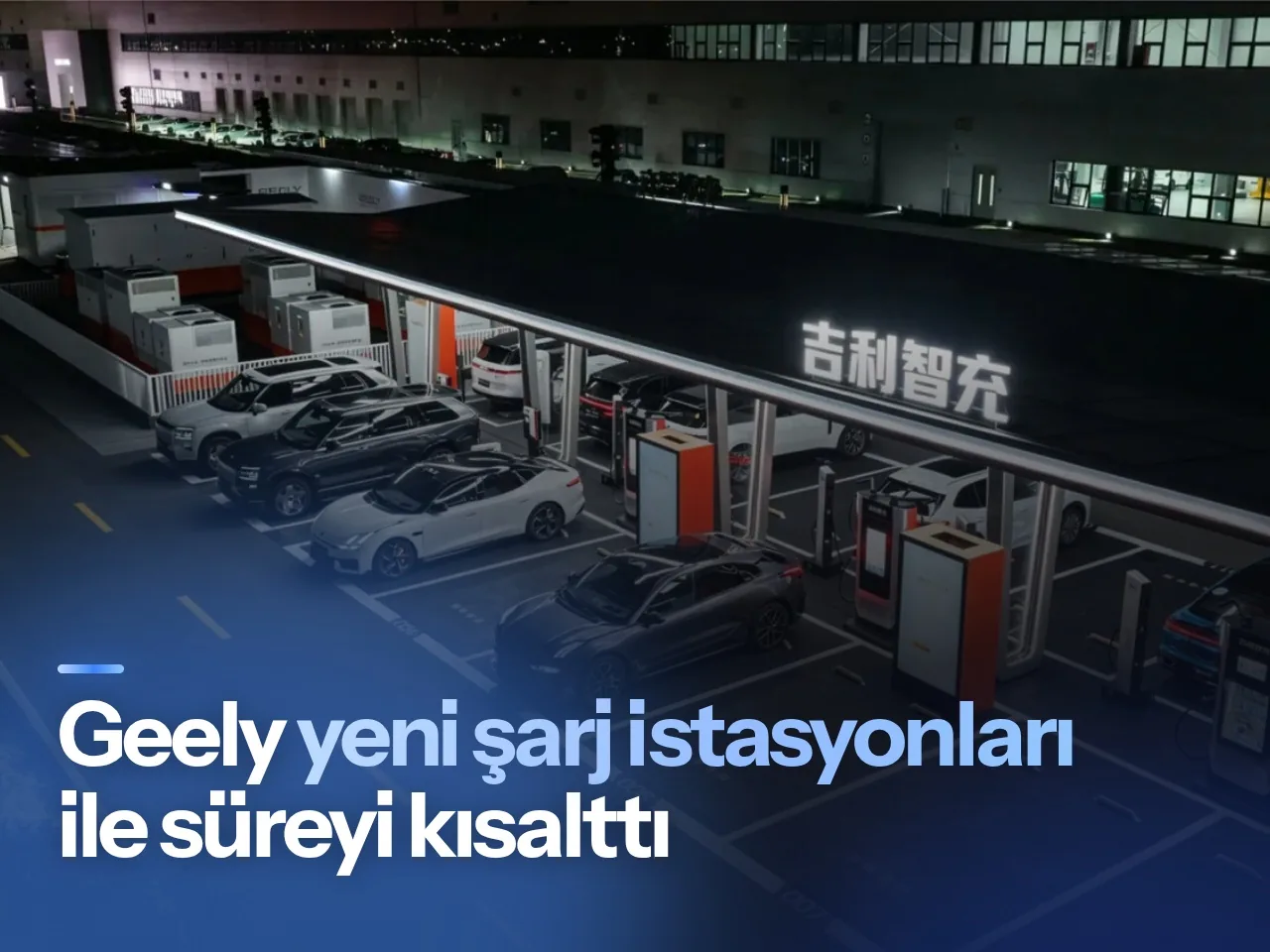 Gri arka plan önünde mat metalik yüzeye ve kehribar rengi ışık çizgisine sahip akıllı şarj istasyonu heykeli