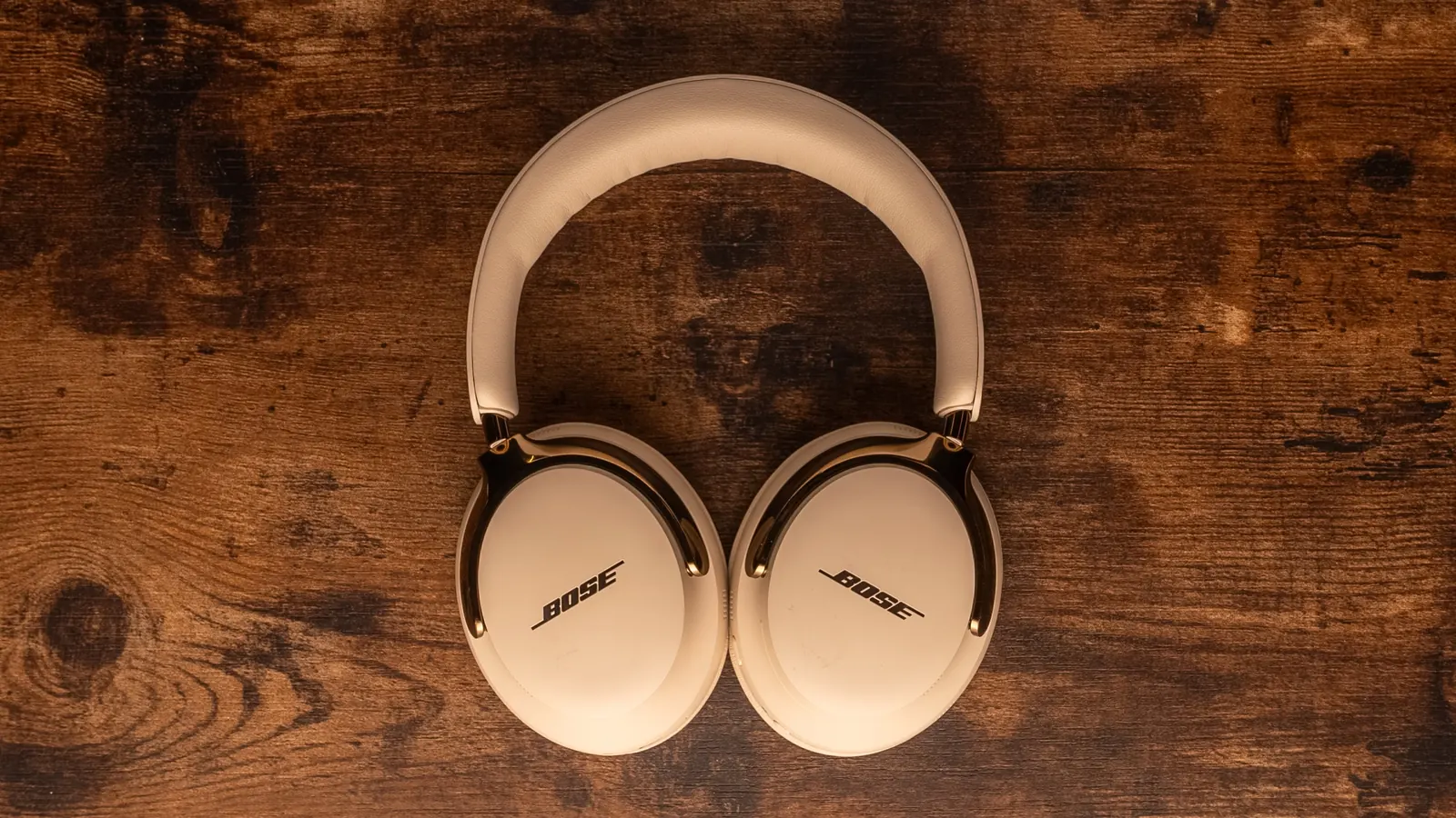 Bose QuietComfort Ultra kulaklığı temsil eden stüdyo ortamında minimalist tasarım görseli