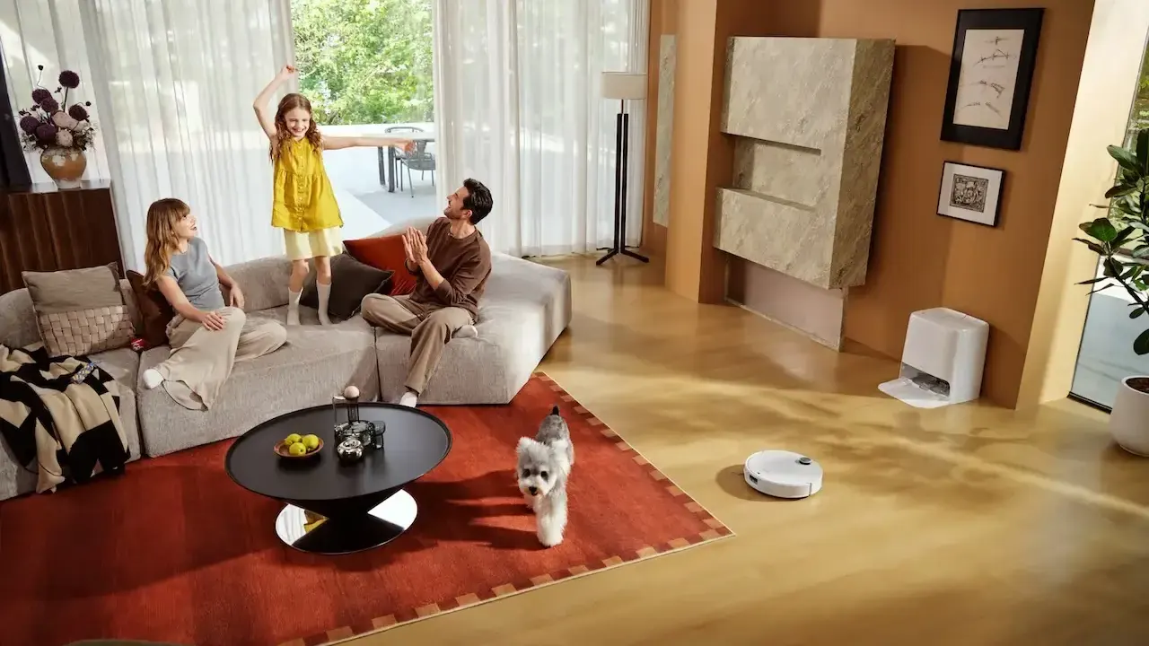 Minimal stüdyo zemininde duran modern robot süpürge ve hepsi bir arada temizlik istasyonu