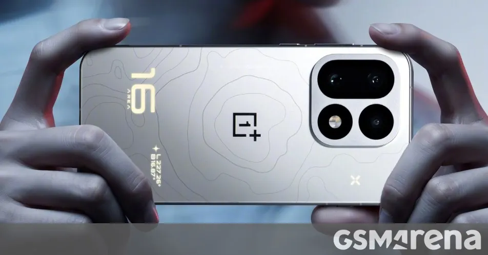 Gri kaide üzerinde duran siyah akıllı telefon modelini gösteren stüdyo görseli