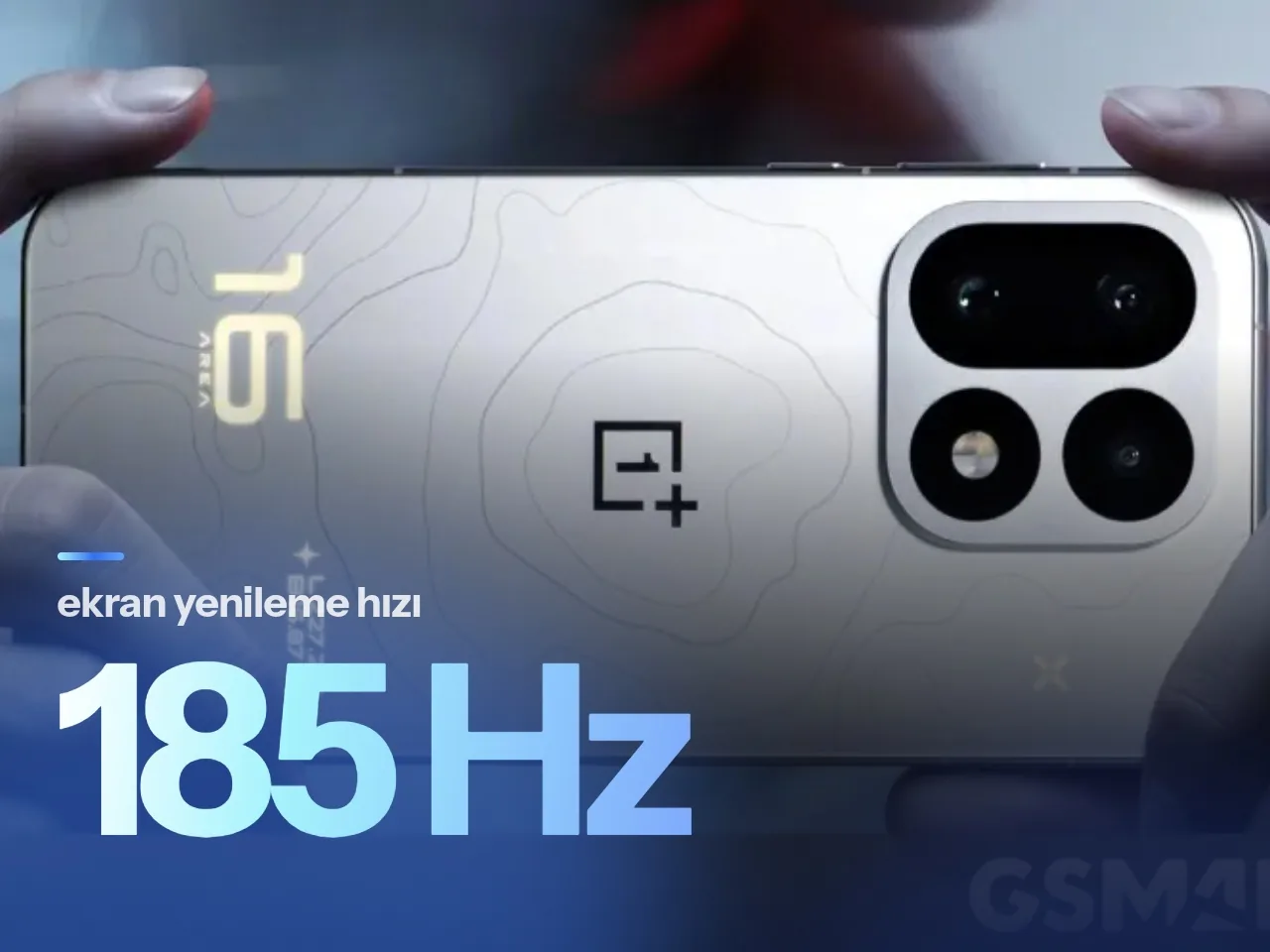 Gri kaide üzerinde duran siyah akıllı telefon modelini gösteren stüdyo görseli
